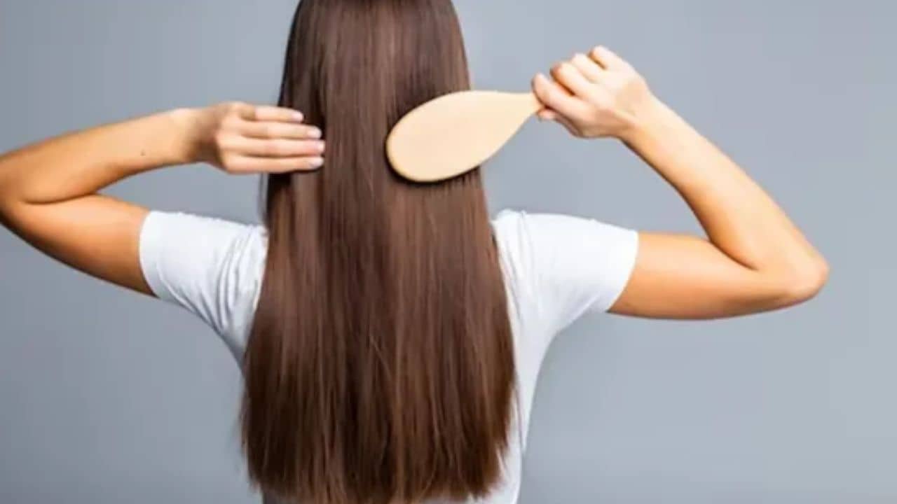 Hair Combing Mistakes: চুল আঁচড়ানোর সময় এই ভুলগুলি করছেন? মাথায় আর একটি চুলও থাকবে না