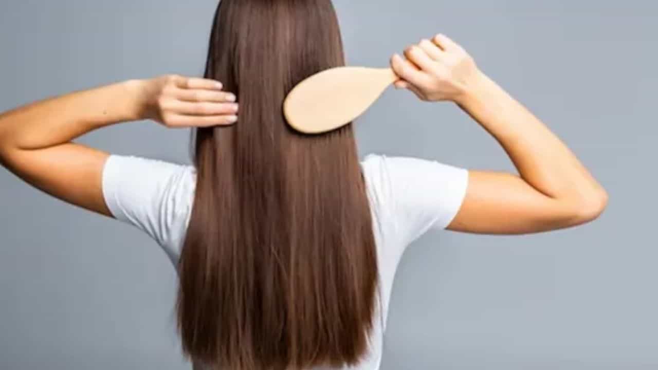 Hair Combing Mistakes: চুল আঁচড়ানোর সময় এই ভুলগুলি করছেন? মাথায় আর একটি চুলও থাকবে না Hair Combing Mistakes: চুল আঁচড়ানোর সময় এই ভুলগুলি করছেন? মাথায় আর একটি চুলও থাকবে না