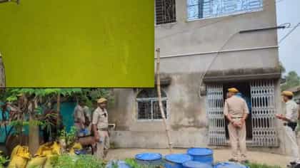 দেওয়ালে লেখা, 'আমাদের তিন জনের মৃত্যুর জন্য দায়ী রবীন্দ্রনাথ'!