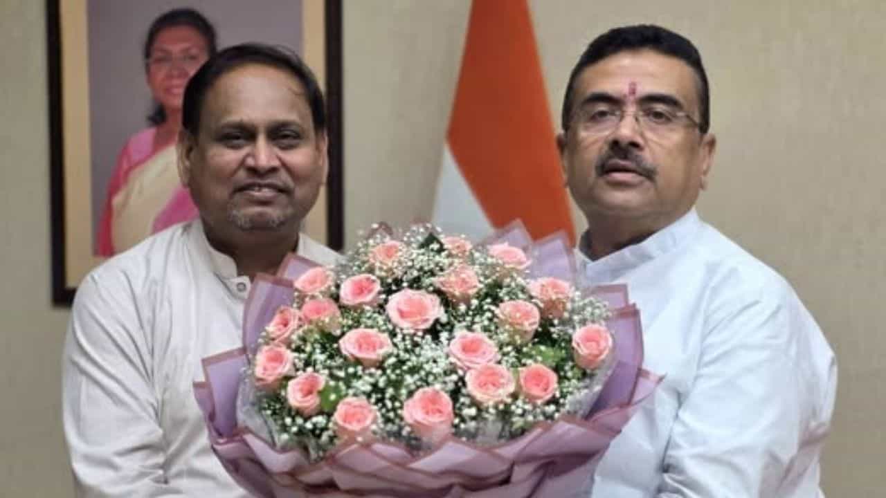 CM Suvendu Adhikari-Humayun Kabir: হঠাৎ মুখ্যমন্ত্রীর সঙ্গে দেখা করতে এলেন হুমায়ুন কবীর, কী কথা হল দু'জনের? CM Suvendu Adhikari-Humayun Kabir: হঠাৎ মুখ্যমন্ত্রীর সঙ্গে দেখা করতে এলেন হুমায়ুন কবীর, কী কথা হল দু'জনের?
