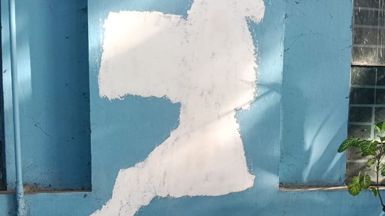 সেই মতোই কাজ হল। শনিবার দেখা গেল, যাদবপুর বিশ্ববিদ্যালয়ের বিভিন্ন জায়গায় যে স্লোগান লেখা ছিল, সেগুলি সাদা রং করে মুছে ফেলা হয়েছে।