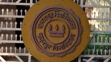 কীভাবে তৈরি হয়েছিল যাদবপুর বিশ্ববিদ্যালয়ের শতদল এমব্লেম?