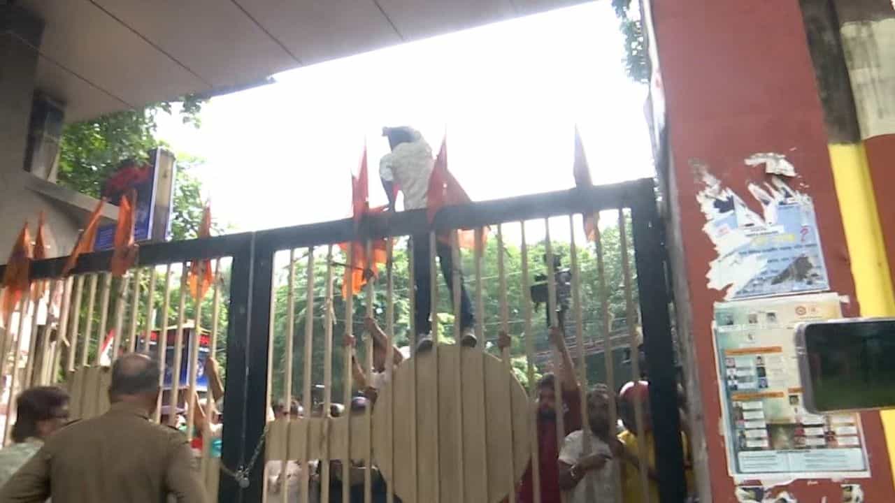 Jadavpur Chaos: যাদবপুরের ঘটনায় তিন সদস্যের কমিটি, ৩৭ ঘণ্টার পর অভিযোগ দায়ের, প্রতীকী ফলক নিয়ে কর্মবিরতিতে অধ্যাপকরা Jadavpur Chaos: যাদবপুরের ঘটনায় তিন সদস্যের কমিটি, ৩৭ ঘণ্টার পর অভিযোগ দায়ের, প্রতীকী ফলক নিয়ে কর্মবিরতিতে অধ্যাপকরা