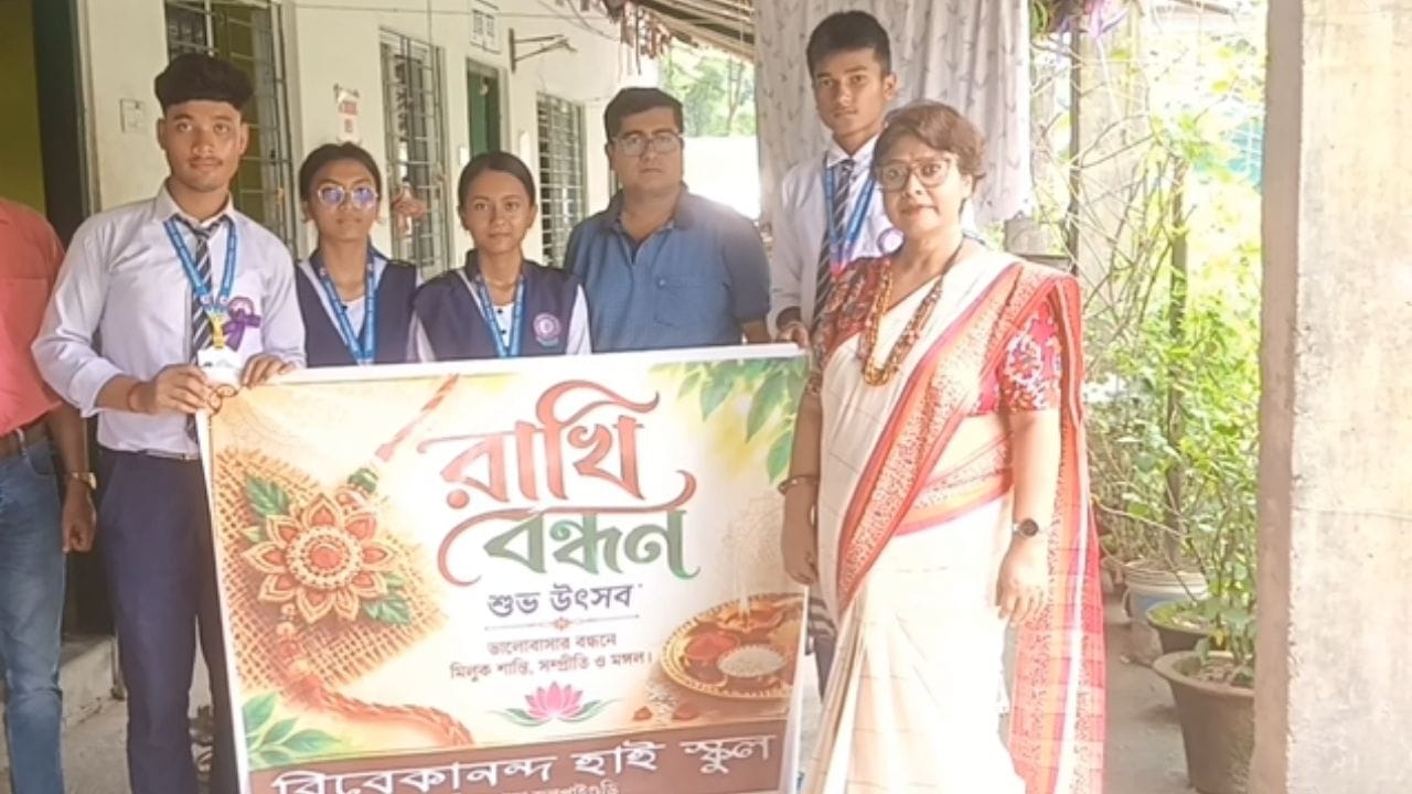 Jalpaiguri News: লকডাউনে হাতে তৈরি জিনিস বিক্রি করে প্রথম উপার্জন, বৃদ্ধাশ্রমের মানুষদের হাতে উপহার তুলে দিল ওরা