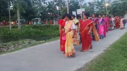 ব্যান্ড বাজিয়ে, আবির মেখে উৎসব, অন্নপূর্ণার টাকা পেয়ে মাতোয়ারা মহিলারা
