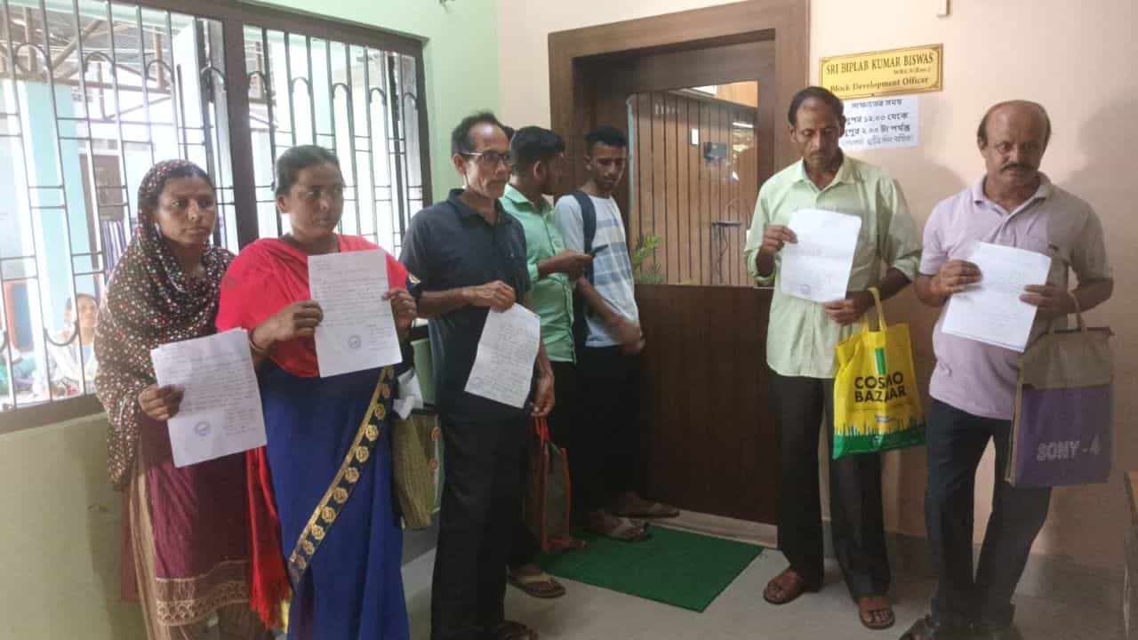 Jalpaiguri Awas Yojana: উধাও কোটি কোটি টাকা, আবাস যোজনার টাকা হাতিয়ে নিচ্ছে তৃণমূল জমানার 'ভূত' Jalpaiguri Awas Yojana: উধাও কোটি কোটি টাকা, আবাস যোজনার টাকা হাতিয়ে নিচ্ছে তৃণমূল জমানার 'ভূত'