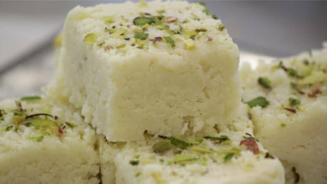 Kalakand: দেখতে ধবধবে সাদা, নাম কালাকাঁদ কেন জানেন?