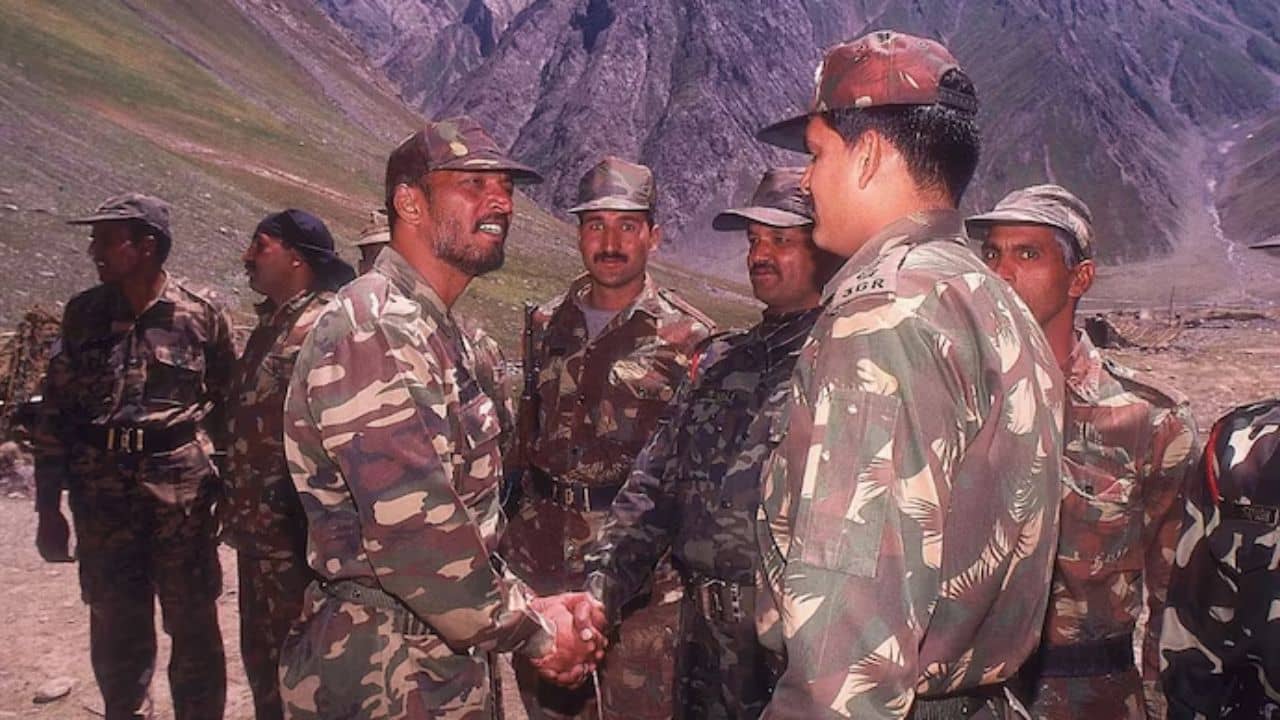 Kargil War: কার্গিল যুদ্ধে সেনাদের সঙ্গে ৬০ দিন কাটিয়ে ছিলেন নানা পটেকর! জানেন কেন?