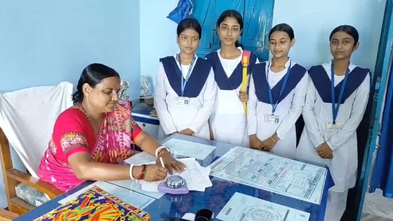 Ketugram: গ্রাম পঞ্চায়েতের একমাত্র বিজেপি সদস্য, পালাবদল হতেই বসলেন প্রধানের চেয়ারে Ketugram: গ্রাম পঞ্চায়েতের একমাত্র বিজেপি সদস্য, পালাবদল হতেই বসলেন প্রধানের চেয়ারে