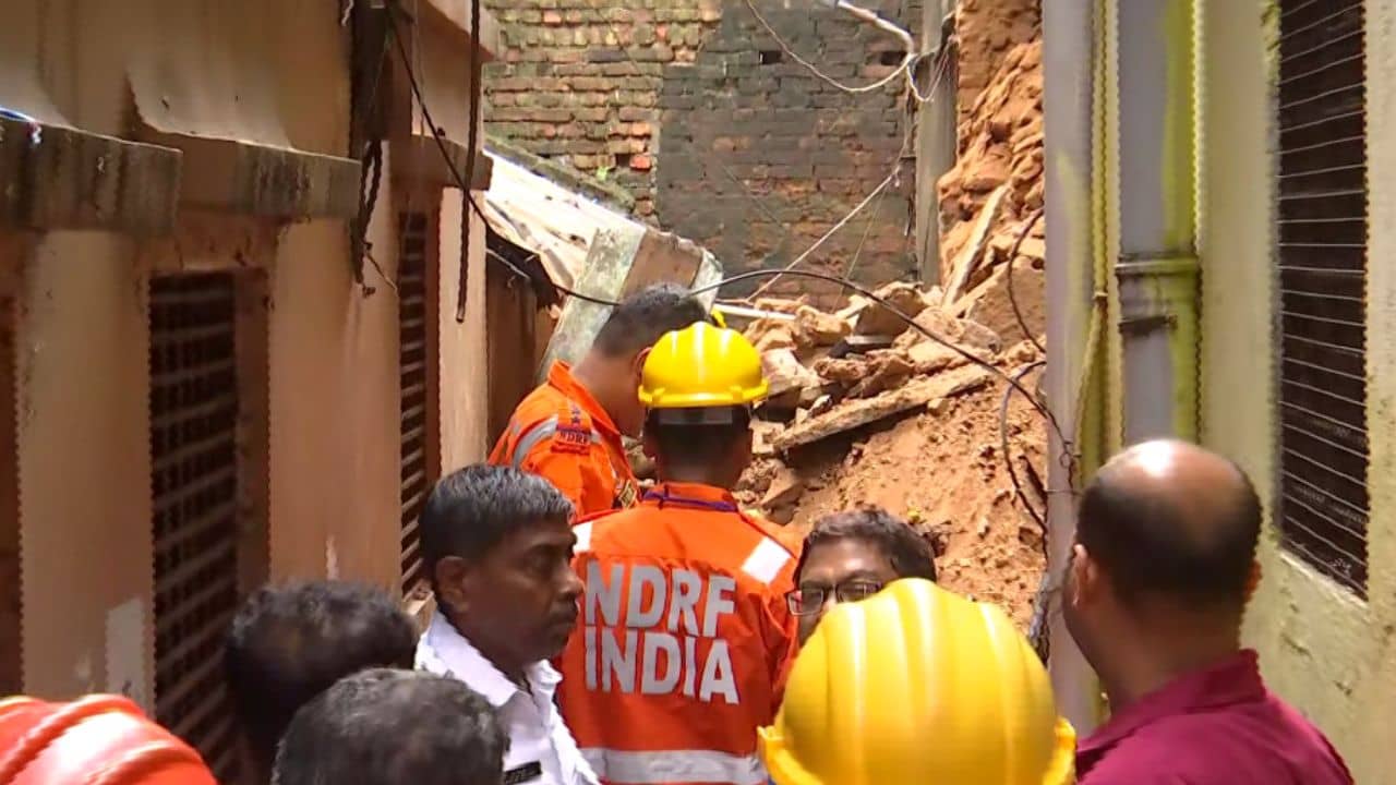 Kolkata Building Collapsed: প্রবল বৃষ্টিতে বড় বিপর্যয়, কলকাতায় ভেঙে পড়ল তিনতলা বাড়ির একাংশ! দেওয়াল চাপা পড়ে মৃত্যু ষাটোর্ধ্ব মহিলার