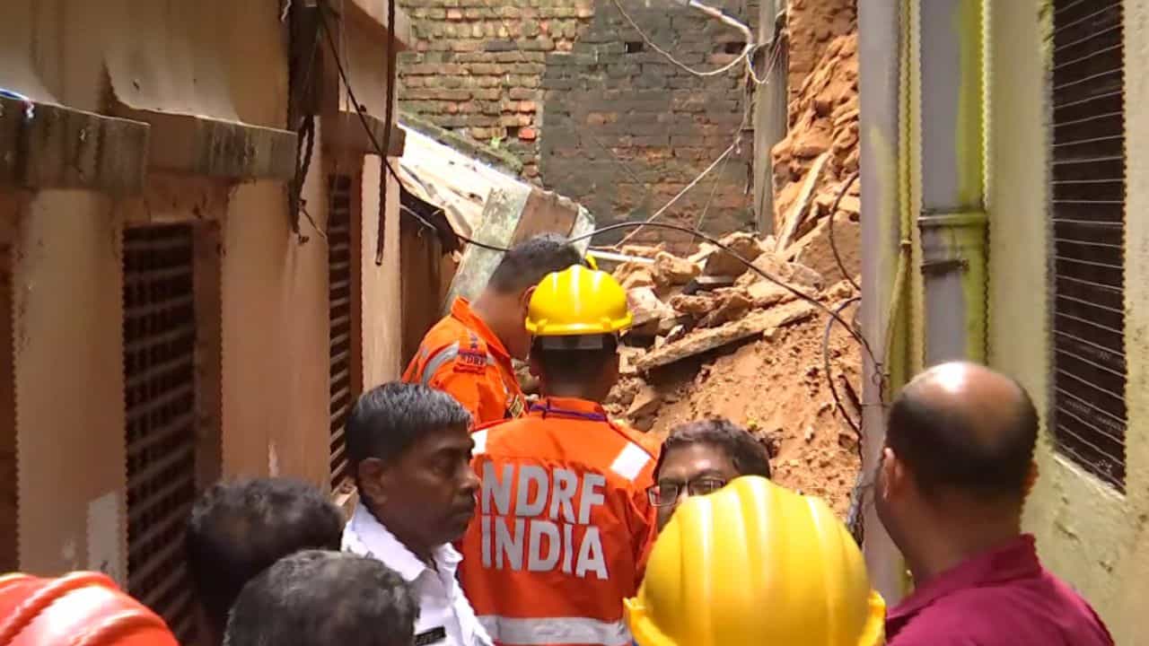 Kolkata Building Collapsed: প্রবল বৃষ্টিতে বড় বিপর্যয়, ভেঙে পড়ল তিনতলা বাড়ির একাংশ! দেওয়াল চাপা পড়ে মৃত্যু একজনের Kolkata Building Collapsed: প্রবল বৃষ্টিতে বড় বিপর্যয়, ভেঙে পড়ল তিনতলা বাড়ির একাংশ! দেওয়াল চাপা পড়ে মৃত্যু একজনের