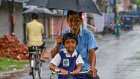 ভ্যাপসা গরম থাকলেও বৃষ্টি থেকে মুক্তি নেই! আবার কবে থেকে ভারী বৃষ্টি?