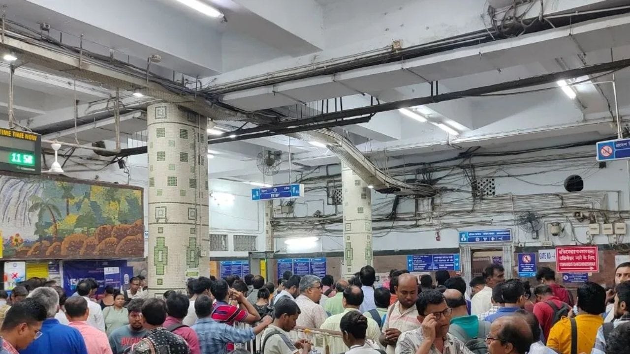 Kolkata Metro: রেক বিকল, ব্যস্ত সময়ে ফের মেট্রো বিভ্রাট! চরম দুর্ভোগে যাত্রীরা