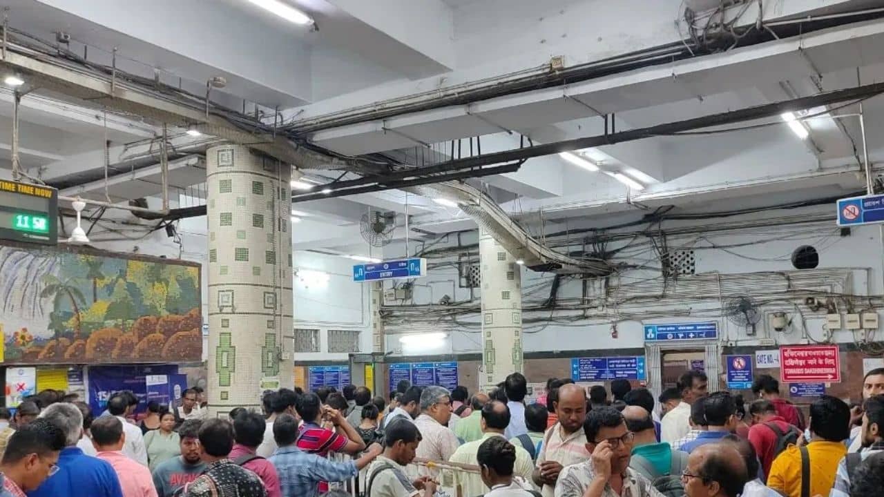 Kolkata Metro: রেক বিকল, ব্যস্ত সময়ে ফের মেট্রো বিভ্রাট! চরম দুর্ভোগে যাত্রীরা