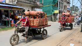 ফের বাড়তে পারে LPG সিলিন্ডারের দাম! কত টাকা হতে পারে?