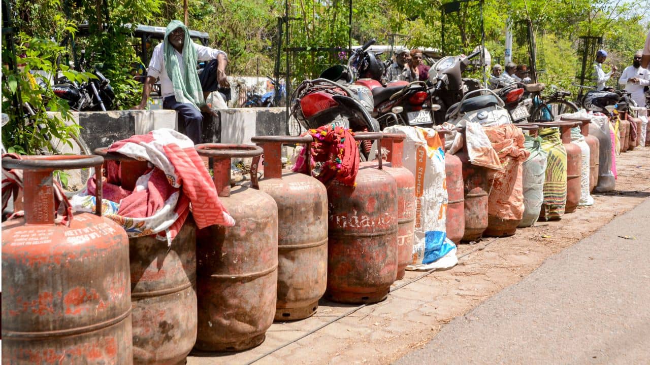 LPG e-KYC: ১৬ অগস্ট লাস্ট ডেট! LPG সিলিন্ডার পেতে কীভাবে e-KYC করাবেন, শিখে নিন...