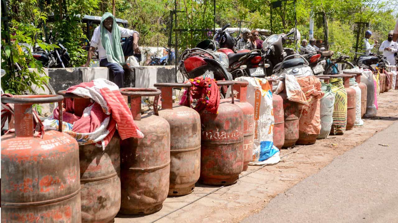 LPG e-KYC: ১৬ অগস্ট লাস্ট ডেট! LPG সিলিন্ডার পেতে কীভাবে e-KYC করাবেন, শিখে নিন... LPG e-KYC: ১৬ অগস্ট লাস্ট ডেট! LPG সিলিন্ডার পেতে কীভাবে e-KYC করাবেন, শিখে নিন...