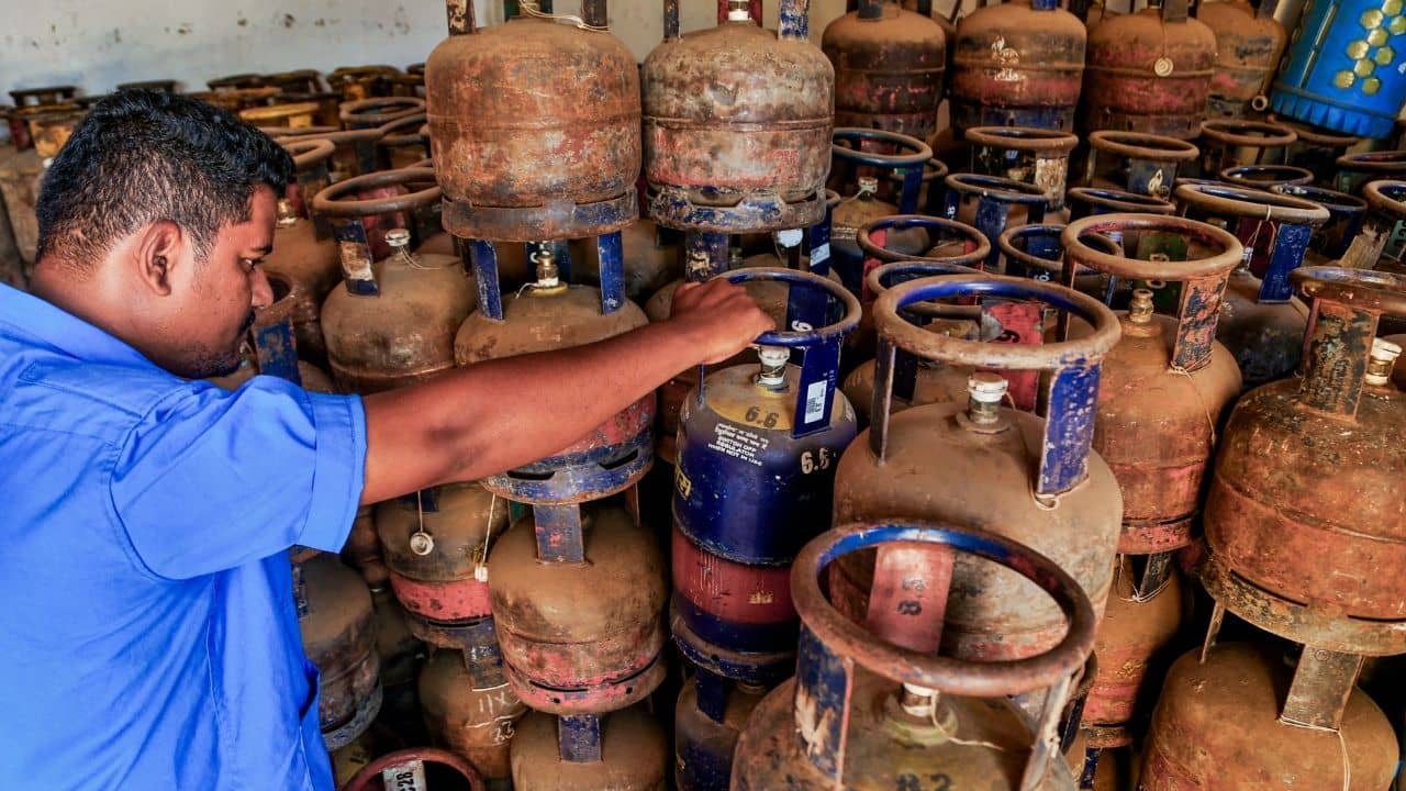 LPG Express Delivery: হঠাৎ গ্যাস শেষ? নো টেনশন! বুক করলেই ৪ ঘণ্টায় দরজায় এসে যাবে LPG Cylinder