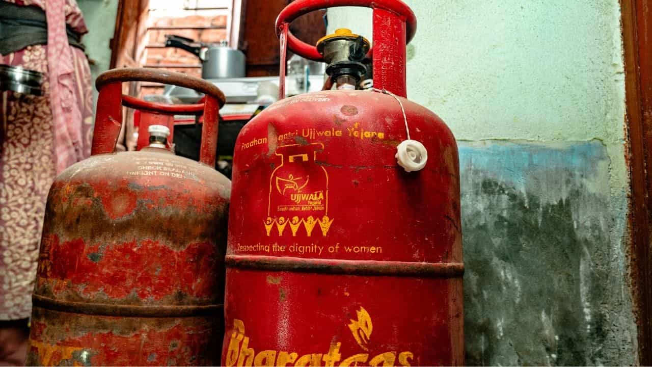 LPG Cylinder e-KYC: সোমবারের মধ্যে এই কাজ না করলেই বেশি দামে কিনতে হবে LPG Cylinder, ১ সেপ্টেম্বর থেকে কী কী বদলাচ্ছে? LPG Cylinder e-KYC: সোমবারের মধ্যে এই কাজ না করলেই বেশি দামে কিনতে হবে LPG Cylinder, ১ সেপ্টেম্বর থেকে কী কী বদলাচ্ছে?