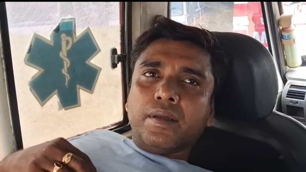 Durgapur: 'তোলা দিইনি বলে জানে মেরে ফেলছিল', মুখ্যমন্ত্রীর কাছে নিরাপত্তা চান অ্য়াম্বুল্যান্স চালক Durgapur: 'তোলা দিইনি বলে জানে মেরে ফেলছিল', মুখ্যমন্ত্রীর কাছে নিরাপত্তা চান অ্য়াম্বুল্যান্স চালক