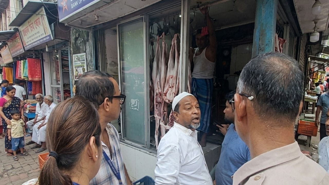 Meat Shop: ১১০০ টাকায় কেন বিক্রি হচ্ছে খাসির মাংস? প্রশ্ন করতেই বাঁশদ্রোণীতে তুলকালাম
