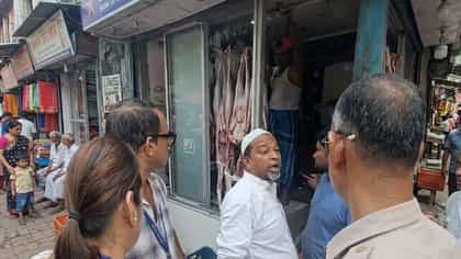 ১১০০ টাকায় বিক্রি হচ্ছে খাসির মাংস? প্রশ্ন করতেই বাঁশদ্রোণীতে তুলকালাম