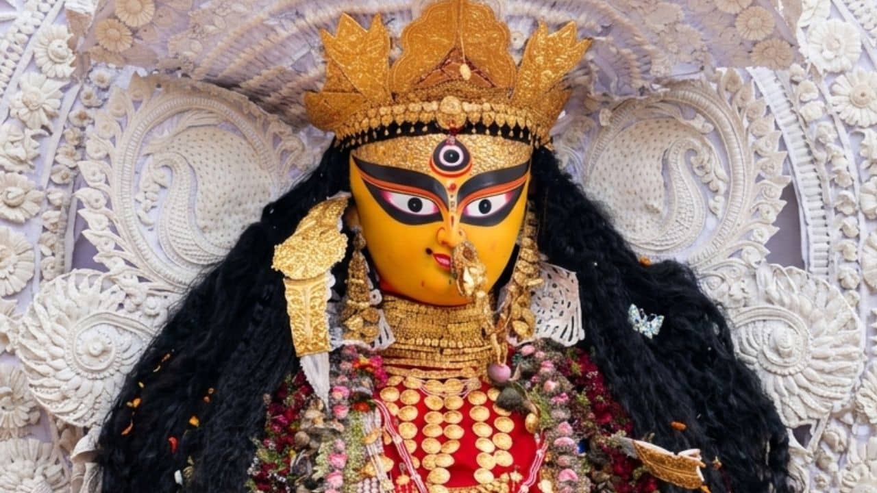 Krishnanagar Jagadhatri: কৃষ্ণনগরের বুড়িমার গয়না চুরি! গৌতম গ্রেফতার হতেই চরম উত্তেজনা