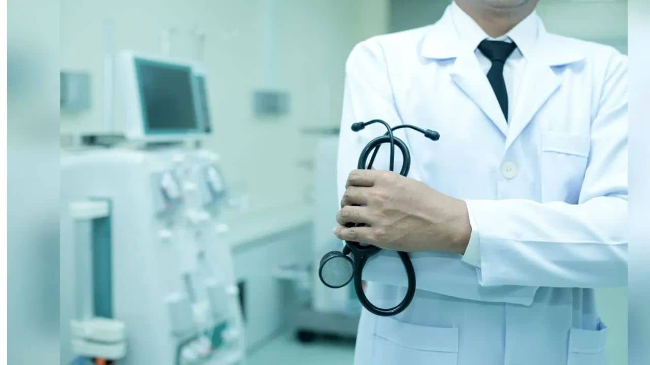 Govt Doctors: ডাক্তারদের প্রাইভেট প্র্যাকটিস নিয়ে কড়া নির্দেশিকা, ৭২ ঘণ্টার সময় বেঁধে দেওয়া হল