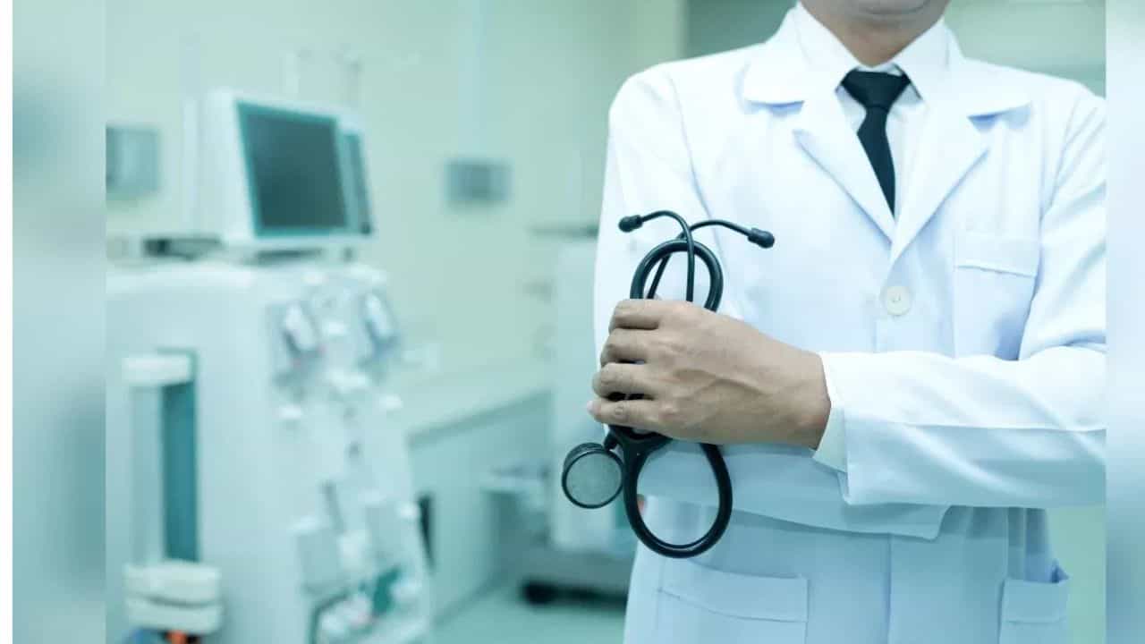 Govt Doctors: ডাক্তারদের প্রাইভেট প্র্যাকটিস নিয়ে কড়া নির্দেশিকা, ৭২ ঘণ্টার সময় বেঁধে দেওয়া হল Govt Doctors: ডাক্তারদের প্রাইভেট প্র্যাকটিস নিয়ে কড়া নির্দেশিকা, ৭২ ঘণ্টার সময় বেঁধে দেওয়া হল