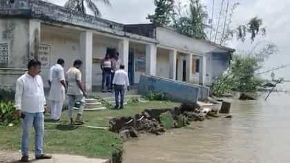 ঝুলছে স্কুল, তলিয়ে যেতে পারে যে কোনও সময়, উদ্বেগে পড়ুয়ারা
