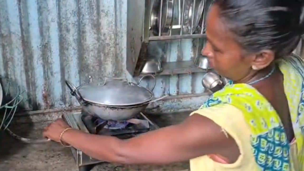 Dhupguri: ৩০ কেজি গোবরের সঙ্গে ৪০ লিটার জল মিশিয়েই হচ্ছে রান্না, নেই LPG, অবাক করা কাণ্ড মেটেলিতে