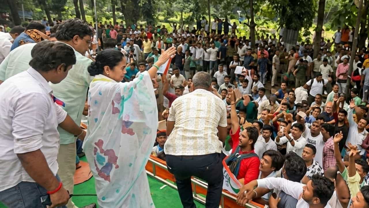 Suvendu Adhikari on Mamata Banerjee: 'হাইকোর্টের নির্দেশ ভেঙেছেন', মমতার বিরুদ্ধে FIR-এর নির্দেশ মুখ্যমন্ত্রীর Suvendu Adhikari on Mamata Banerjee: 'হাইকোর্টের নির্দেশ ভেঙেছেন', মমতার বিরুদ্ধে FIR-এর নির্দেশ মুখ্যমন্ত্রীর