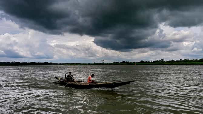 কলকাতা থেকে মাত্র ৩০ কিমি দূরে অবস্থান, রাতভর দফায় দফায় বৃষ্টি