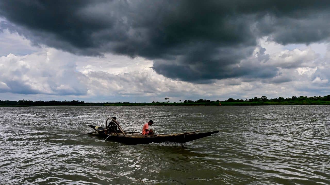 Weather Update: কলকাতা থেকে মাত্র ৩০ কিমি দূরে অবস্থান, রাতভর দফায় দফায় বৃষ্টির অ্য়ালার্ট