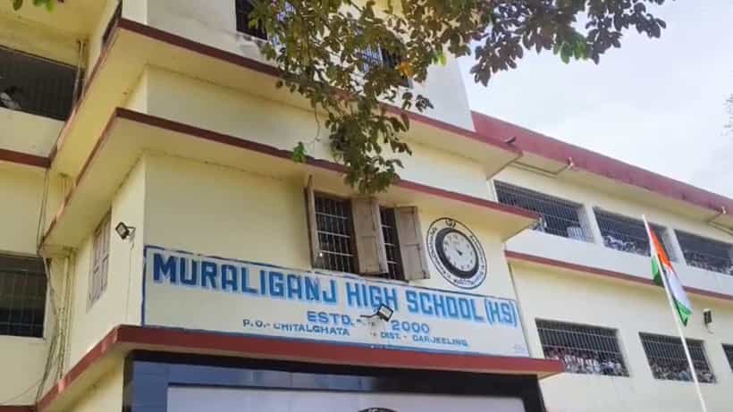 Siliguri: আচমকা বন্ধ মডেল স্কুল, শিক্ষারত্ন পাওয়া হেড স্যারকে ১৫ দিনের ছুটিতে পাঠানো হল কেন!