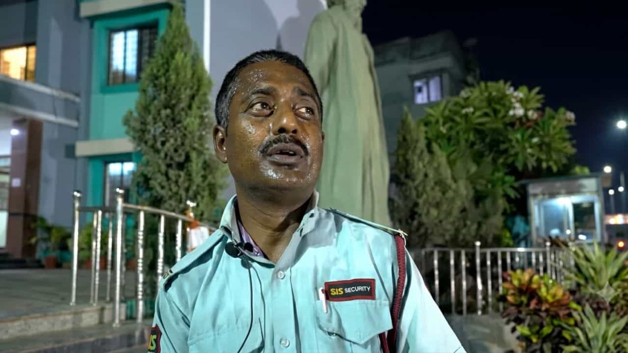 Viral Singer: ২০ দিন হল সিকিউরিটি গার্ডের চাকরিটাও নেই ভাইরাল হওয়া শোভনের, এবার কী করবেন শান্তিনিকেতনের প্রাক্তন ছাত্র Viral Singer: ২০ দিন হল সিকিউরিটি গার্ডের চাকরিটাও নেই ভাইরাল হওয়া শোভনের, এবার কী করবেন শান্তিনিকেতনের প্রাক্তন ছাত্র