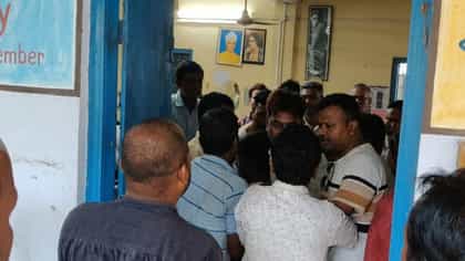 ছাত্রীর শ্লীলতাহানির অভিযোগে শিক্ষককে মাটিতে ফেলে মার