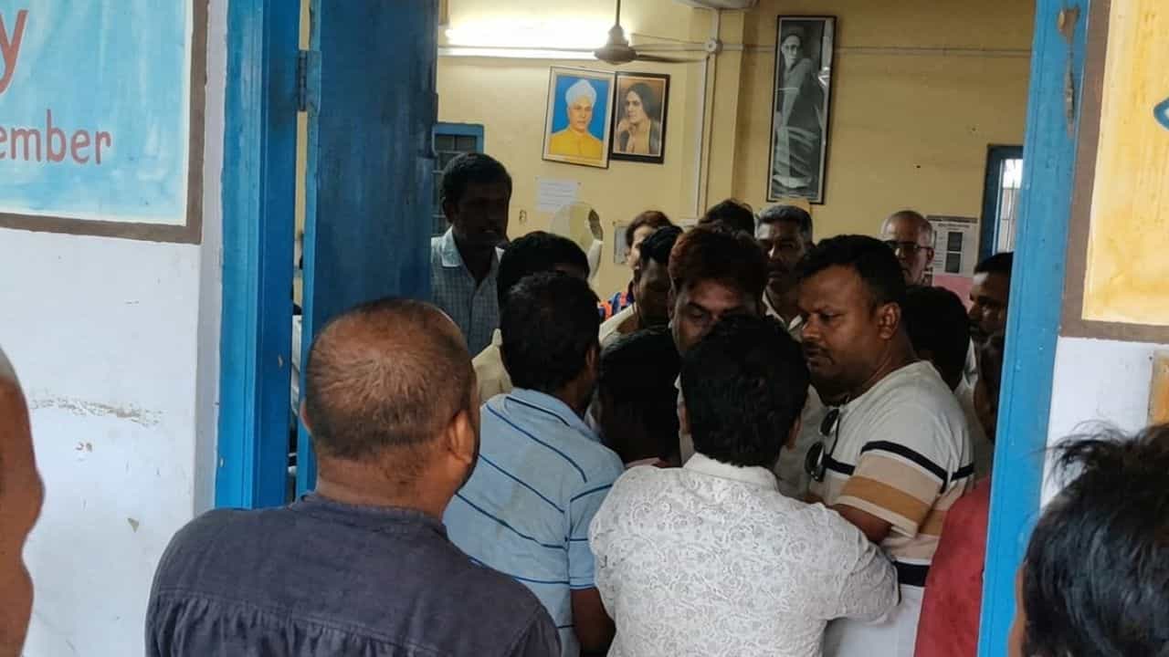Jalpaiguri: ছাত্রীকে বাইকে চাপিয়ে সোজা নিয়ে গেলেন... সবটা জানতে পেরে শিক্ষককে মাটিতে ফেলে মার Jalpaiguri: ছাত্রীকে বাইকে চাপিয়ে সোজা নিয়ে গেলেন... সবটা জানতে পেরে শিক্ষককে মাটিতে ফেলে মার