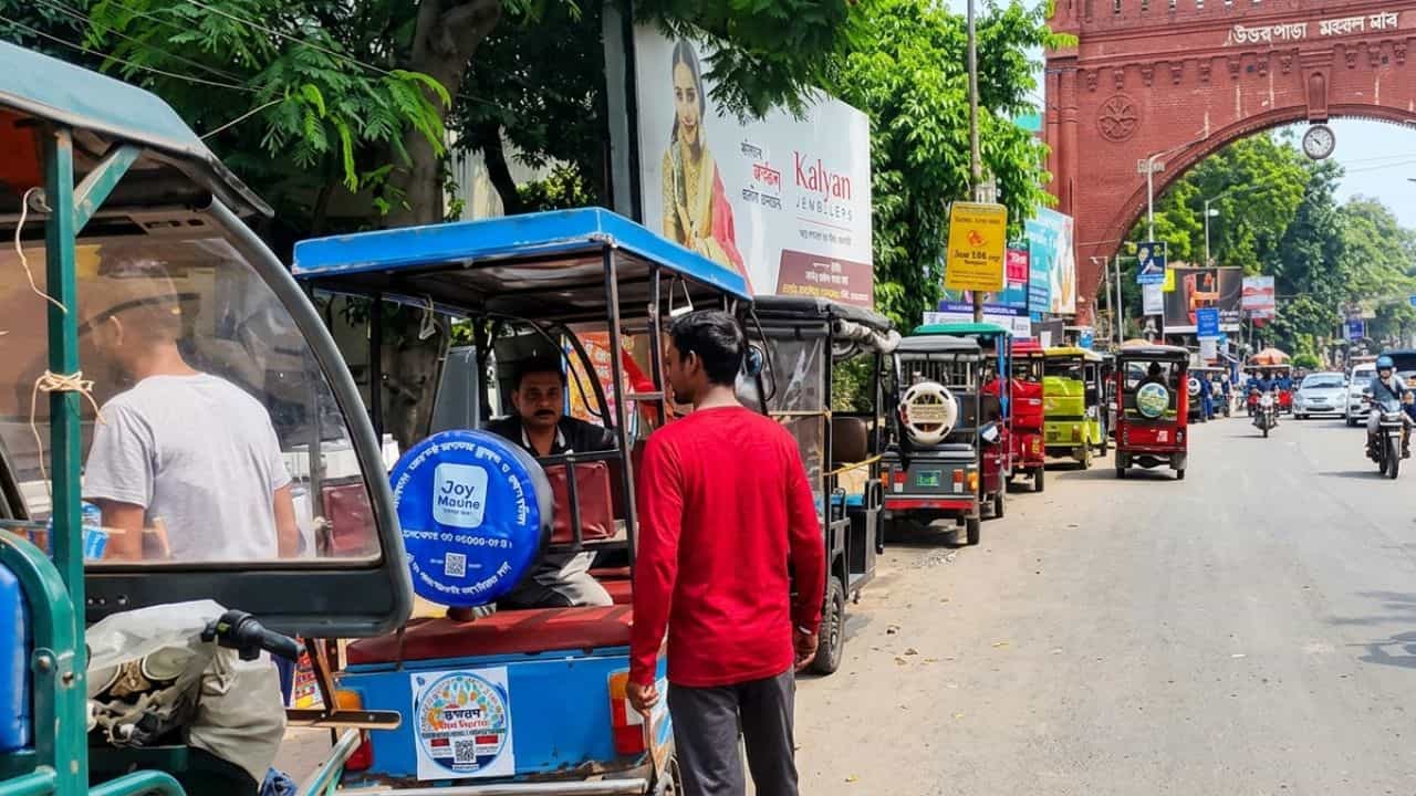 Uttarpara: একটা খবর ছড়িয়ে পড়তেই সকাল থেকে স্তব্ধ সব টোটো, রাস্তায় নামলেন না কোনও চালক Uttarpara: একটা খবর ছড়িয়ে পড়তেই সকাল থেকে স্তব্ধ সব টোটো, রাস্তায় নামলেন না কোনও চালক