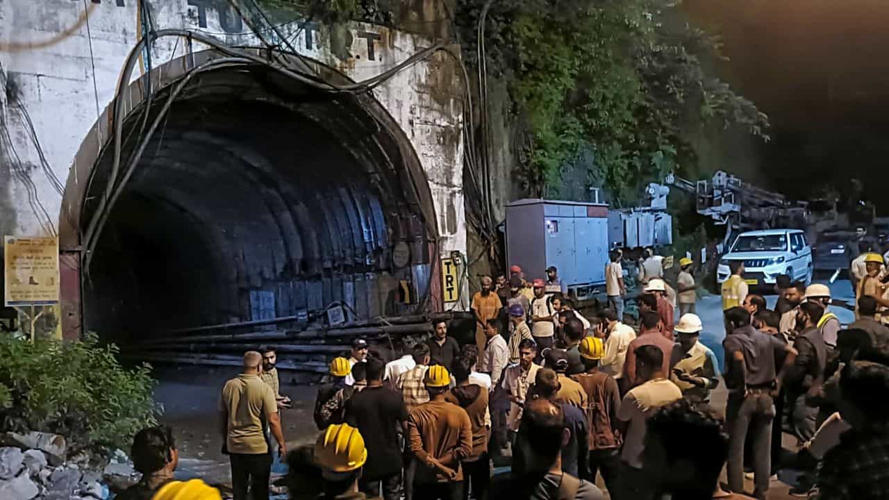 Tunnel Accident: জলের তোড়েই সুড়ঙ্গে প্রাণ হারালেন ৬ শ্রমিক, এখনও আটকে ২ Tunnel Accident: জলের তোড়েই সুড়ঙ্গে প্রাণ হারালেন ৬ শ্রমিক, এখনও আটকে ২