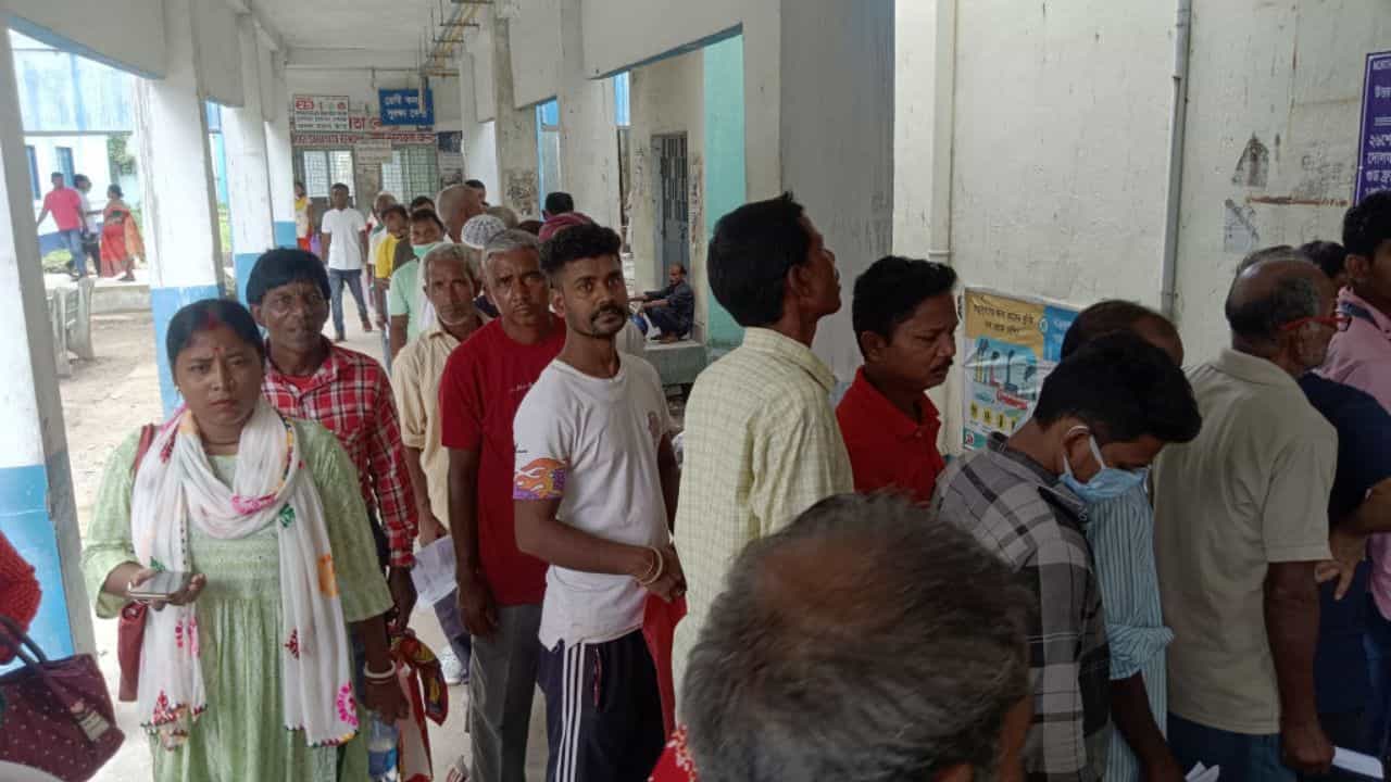 CM Health Scheme: হাসপাতাল থেকেই মিলবে মুখ্যমন্ত্রী স্বাস্থ্য বিমা যোজনার আবেদনপত্র? জেনে নিন নিয়ম CM Health Scheme: হাসপাতাল থেকেই মিলবে মুখ্যমন্ত্রী স্বাস্থ্য বিমা যোজনার আবেদনপত্র? জেনে নিন নিয়ম