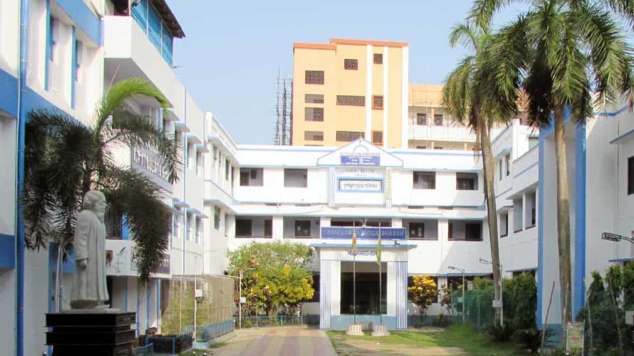 Mahishadal Raj College: ভূয়ো বিলে সই করানোর জন্য চাপ দেওয়ার অভিযোগ, ইস্তফা অ্যাকাউন্ট্যান্টের Mahishadal Raj College: ভূয়ো বিলে সই করানোর জন্য চাপ দেওয়ার অভিযোগ, ইস্তফা অ্যাকাউন্ট্যান্টের