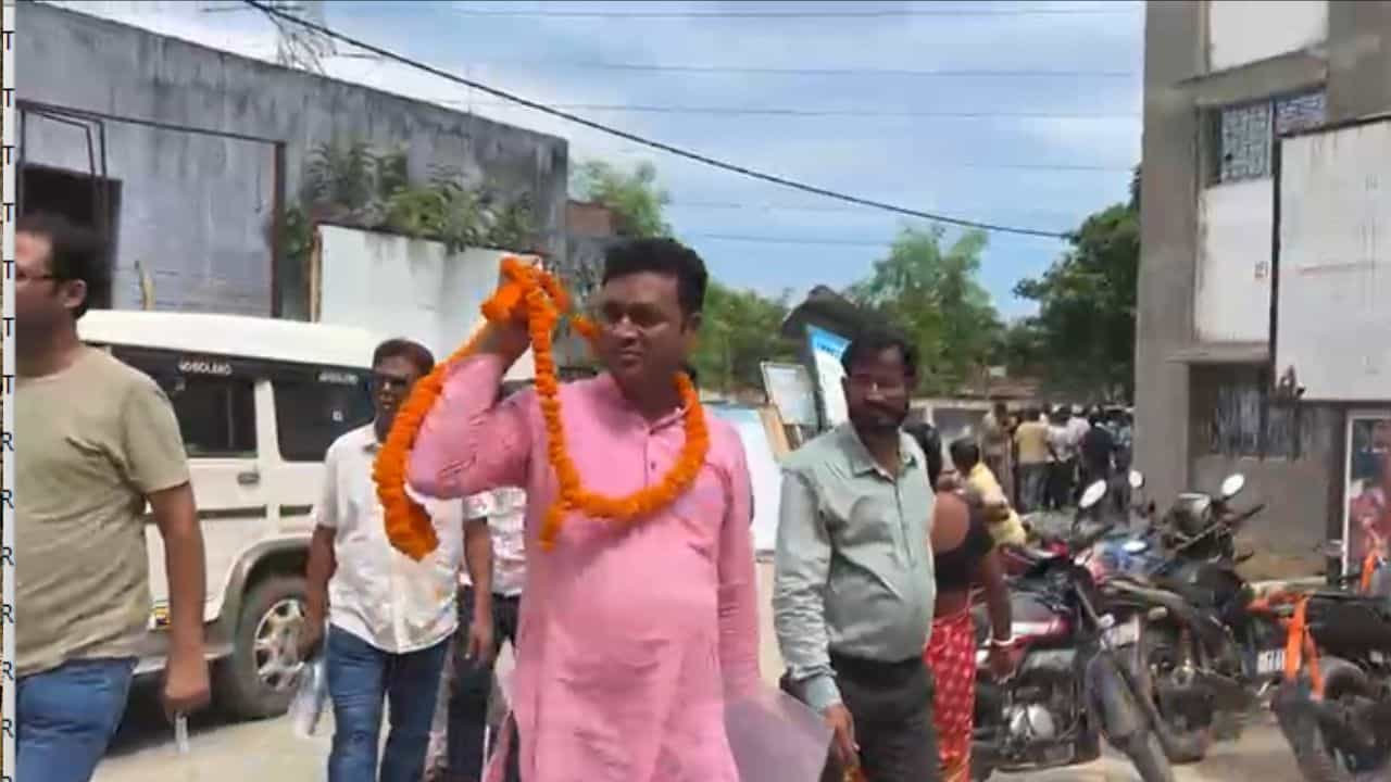 Malda TMC: তৃণমূল আর কংগ্রেস সদস্যদের নিয়ে সভাপতি হলেন বিজেপি সদস্য! রিপোর্ট পাঠাচ্ছে দল Malda TMC: তৃণমূল আর কংগ্রেস সদস্যদের নিয়ে সভাপতি হলেন বিজেপি সদস্য! রিপোর্ট পাঠাচ্ছে দল