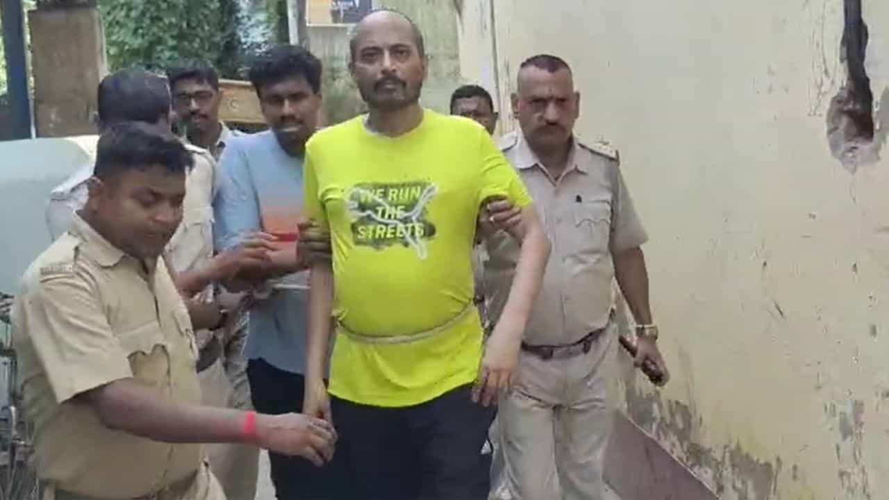 Malda: টাকা ডবলের ফাঁদ, মালদহে ১০০ কোটি টাকা হাতিয়ে শ্রীঘরে আবগারি দফতরের আধিকারিক Malda: টাকা ডবলের ফাঁদ, মালদহে ১০০ কোটি টাকা হাতিয়ে শ্রীঘরে আবগারি দফতরের আধিকারিক