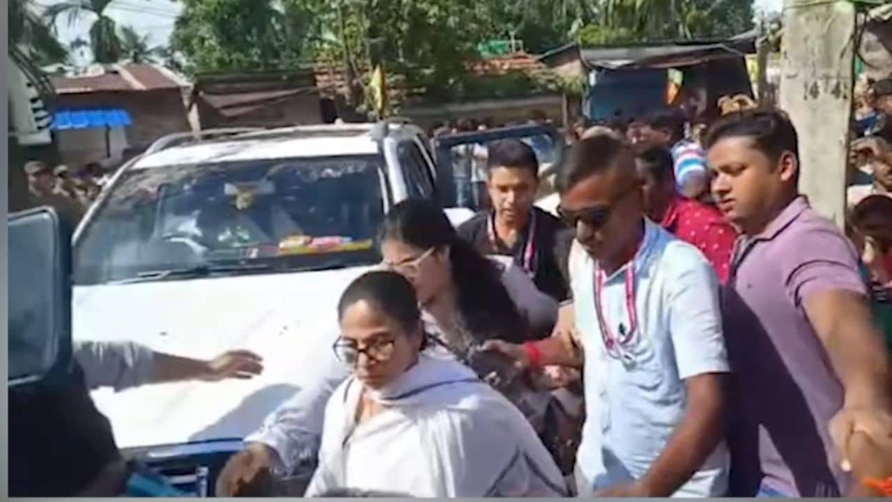 Mamata Banerjee Attack Protest: মমতার ওপর হামলা, রাজ্য জুড়ে প্রতিবাদ কর্মসূচিতে কালীঘাট তৃণমূল