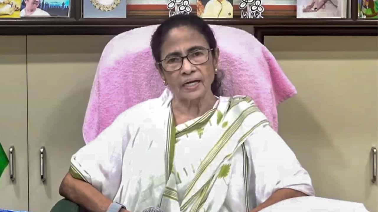 Mamata Banerjee: মমতার বাড়ি থেকে ঝাড়ু নিয়ে চলে গিয়েছে পুরসভা, 'মানুষের জানা উচিত', বললেন প্রাক্তন মুখ্যমন্ত্রী Mamata Banerjee: মমতার বাড়ি থেকে ঝাড়ু নিয়ে চলে গিয়েছে পুরসভা, 'মানুষের জানা উচিত', বললেন প্রাক্তন মুখ্যমন্ত্রী