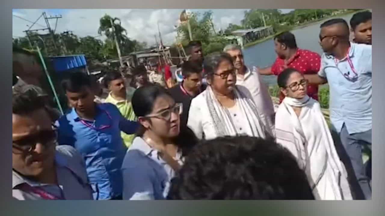 Mamata Banerjee: 'ওই দেখো চোর এসেছে...',মমতা হালিশহরে যেতেই উঠল 'চোর' স্লোগান, ছোড়া হল জুতো কাদা Mamata Banerjee: 'ওই দেখো চোর এসেছে...',মমতা হালিশহরে যেতেই উঠল 'চোর' স্লোগান, ছোড়া হল জুতো কাদা
