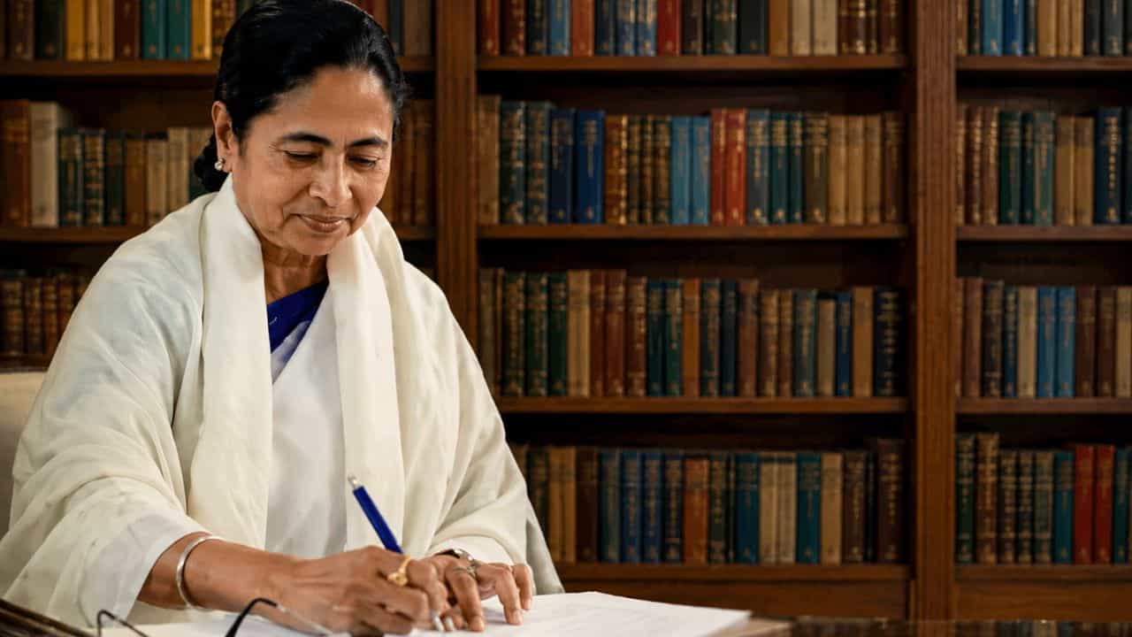 Mamata Banerjee: রয়্যালটির টাকায় নাকি সংসার চলে মমতার! কী এই রয়্যালটি? কত টাকা পাওয়া যায়? Mamata Banerjee: রয়্যালটির টাকায় নাকি সংসার চলে মমতার! কী এই রয়্যালটি? কত টাকা পাওয়া যায়?