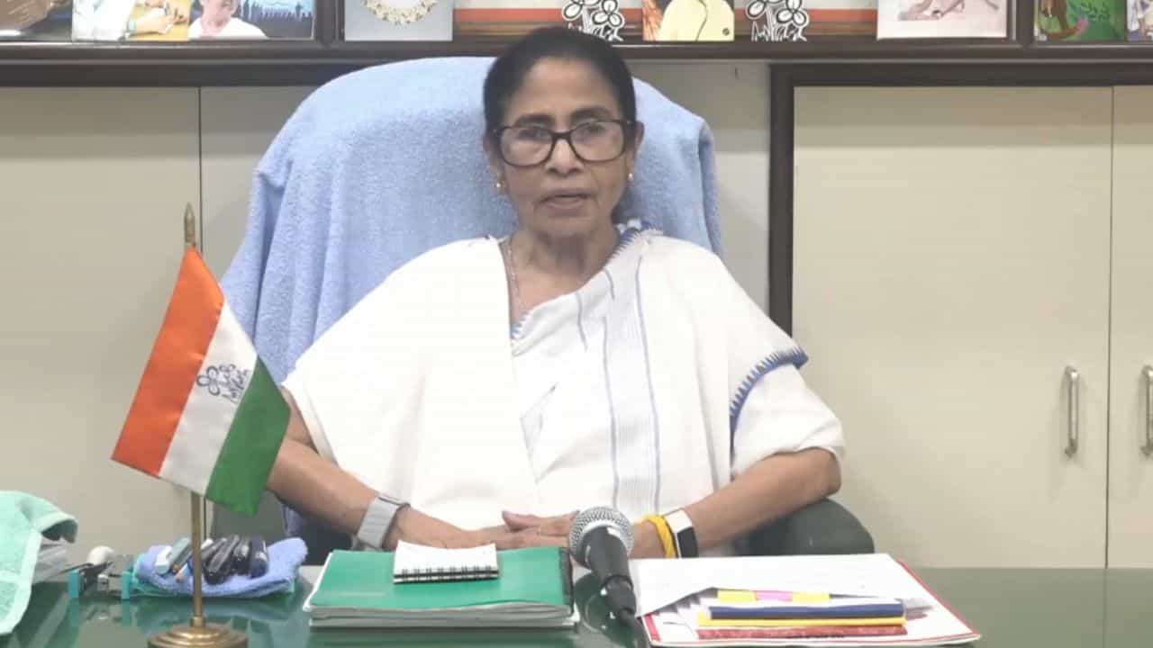 Mamata Banerjee: 'আমি সন্ন্যাসী নই', হঠাৎ কেন বললেন মমতা? Mamata Banerjee: 'আমি সন্ন্যাসী নই', হঠাৎ কেন বললেন মমতা?