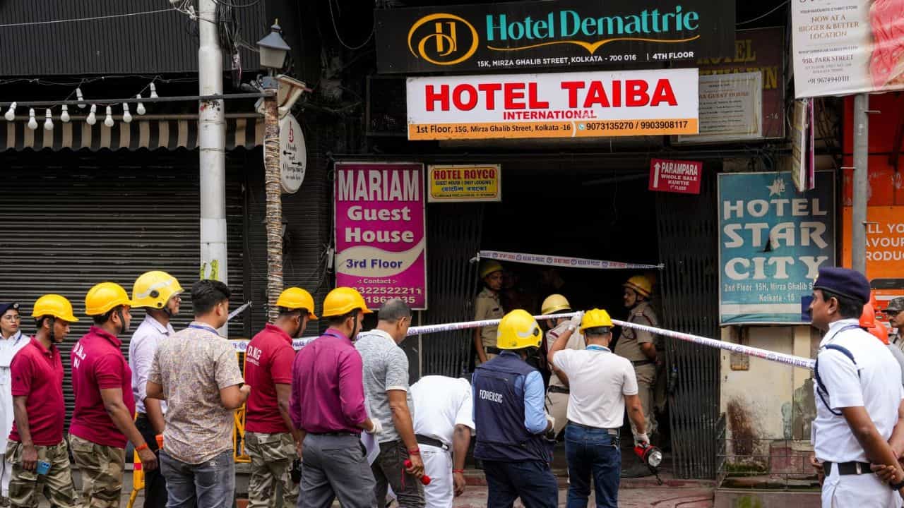 Mirza Ghalib Street hotel fire: অগ্নিকাণ্ডের জের! আজ থেকে শহরের বুকে শুরু হচ্ছে যৌথ তদন্ত কমিটির বিশেষ অভিযান Mirza Ghalib Street hotel fire: অগ্নিকাণ্ডের জের! আজ থেকে শহরের বুকে শুরু হচ্ছে যৌথ তদন্ত কমিটির বিশেষ অভিযান
